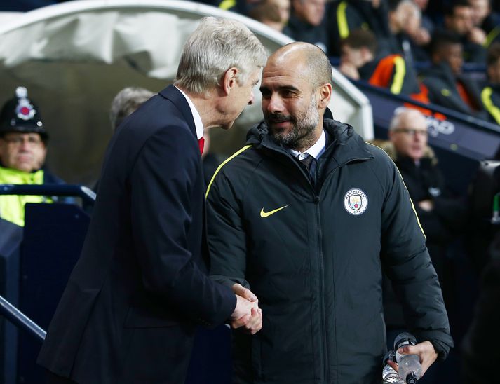 Guardiola og Wenger takast í hendur.