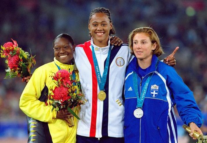 Marion Jones með gullið í Sydney, Thanou með silfrið og Tanya Lawrence frá Jamaíku með bronsið.