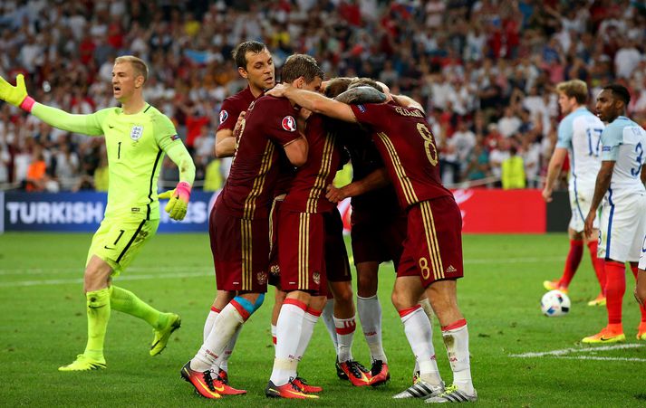 Rússar fagna jöfnunarmarki Vasilis Berezutski. Joe Hart, markvörður Englands, er ekki sáttur.