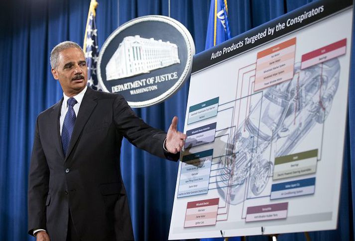 Eric Holder, dómsmálaráðherra Bandaríkjanna, notast við kynningarmynd af bílapörtum á blaðamannafundi í dómsmálaráðuneyti Bandaríkjanna í Washington fyrir helgi.