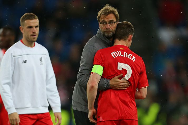 Jürgen Klopp huggar James Milner eftir tapið í Basel.