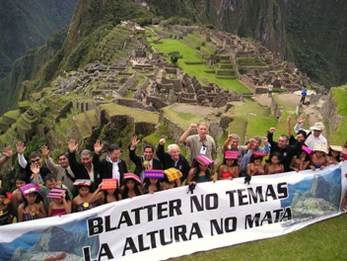 Á myndinni sést forseti perúsku íþróttastofnunarinnar mótmæla úrskurði FIFA við rústirnar í Machu Picchu þann 1. júní síðastliðinn.