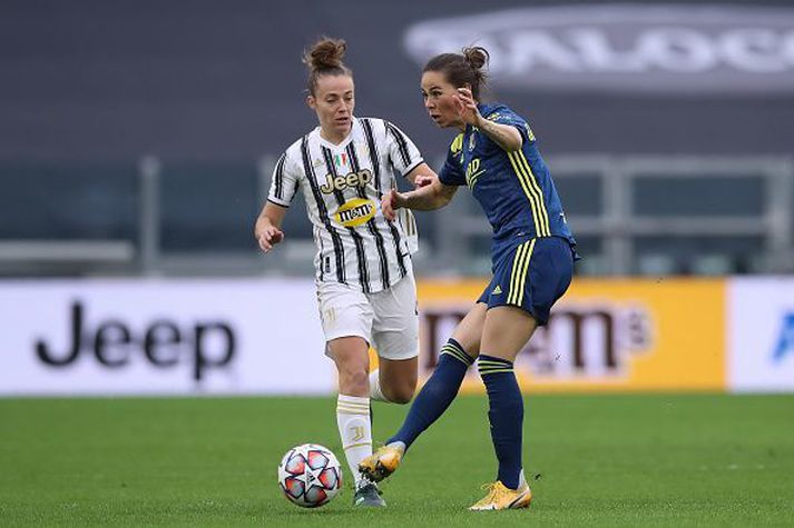 Sara Björk með boltann í fyrri leiknum gegn Juventus.
