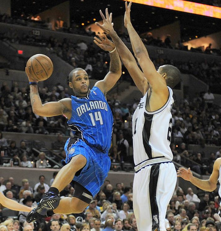 Jameer Nelson gegn Tim Duncan í leiknum í nótt.