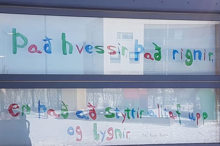 Raggi heitinn Bjarna söng um það að það styttir alltaf upp og lygnir eftir vind og rigningu.