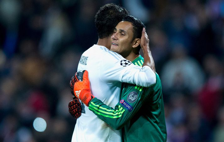 Keylor Navas og Raphael Varane fagna saman sigri og hreinu marki eftir leikinn.