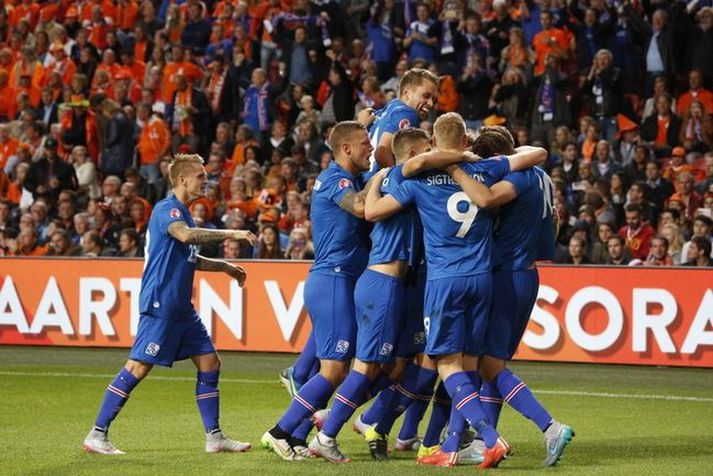 Landsliðið fagnar marki Gylfa Þórs Sigurðssonar gegn Hollandi á Amsterdam Arena síðastliðinn fimmtudag.