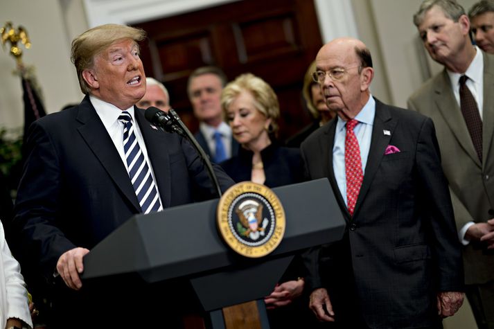 Trump forseti ásamt Wilbur Ross, viðskiptaráðherra sínum