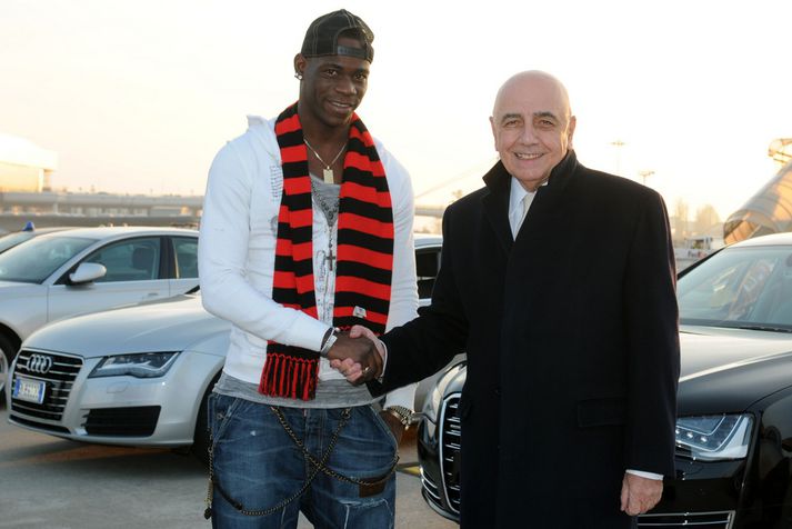 Balotelli með Adriano Galliani, varaforseta AC Milan.