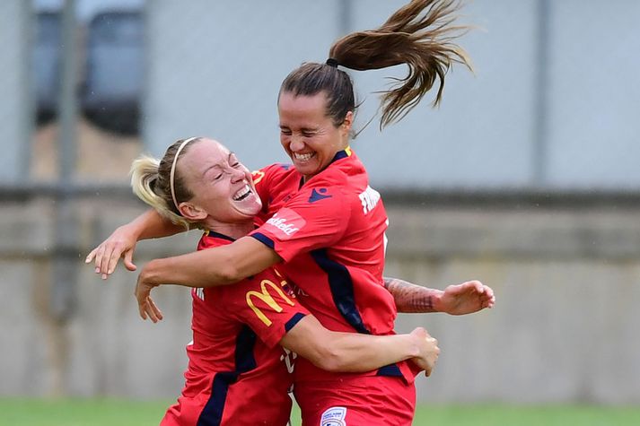 Fanndís Friðriksdóttir og Gunnhildur Yrsa Jónsdóttir fagna marki Fanndísar í dag.