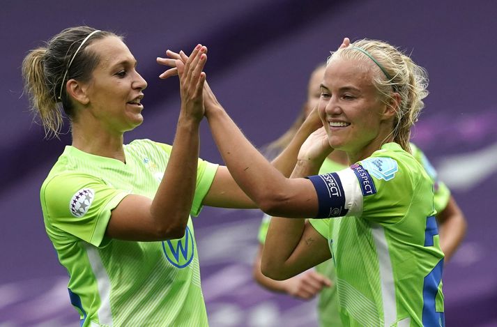 Pernille Harder (t.h.) fór á kostum í dag er Wolfsburg tryggði sér sæti í undanúrslitum.