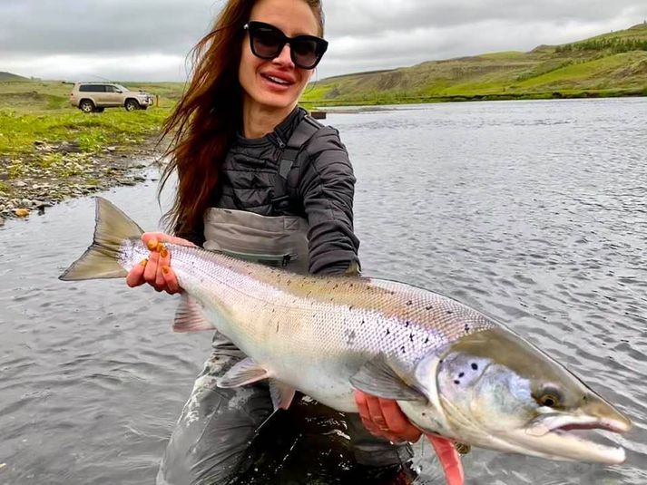 Vala Árnadóttir með fallegan lax úr opnun Stóru Laxár svæði 1-2