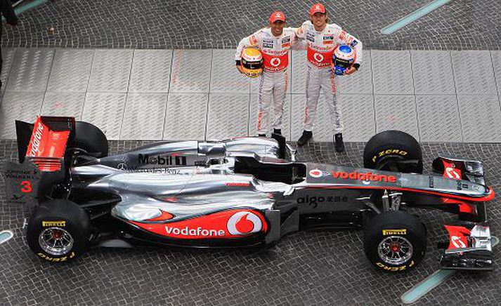 Lewis Hamilton á Jenson Button við nýja McLaren bílinn.