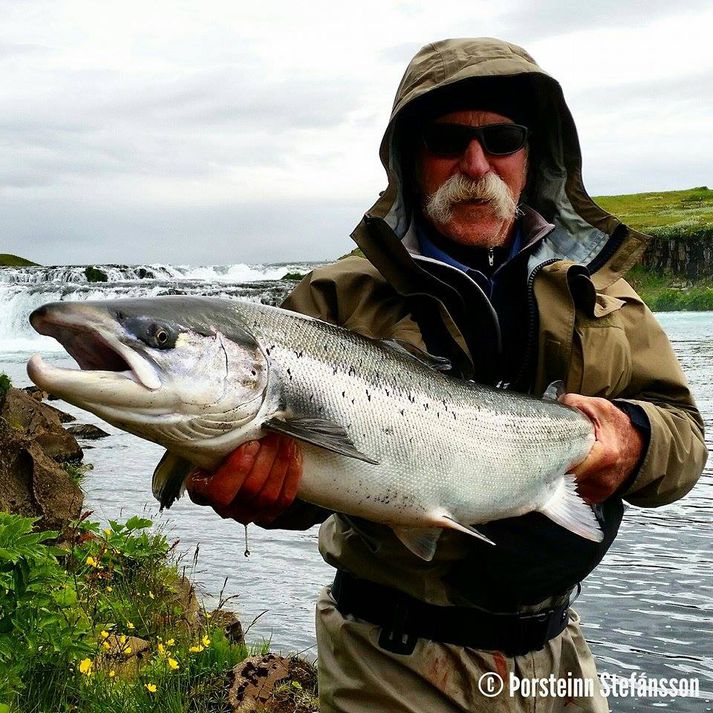 Erlendur veiðimaður með stórlax úr Ægissíðufossi