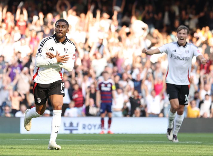 Reiss Nelson fagnar eftir að hafa gulltryggt sigur Fulham á Newcastle United.