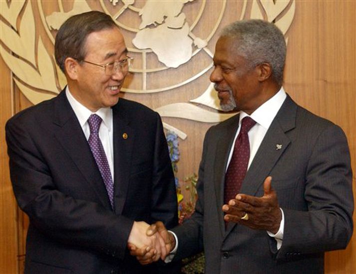 Ban Ki-Moon, utanríkisráðherra Suður-Kóreu (tv.), tekur við embætti framkvæmdastjóra SÞ af Kofi Annan (th.) 1. janúra nk.