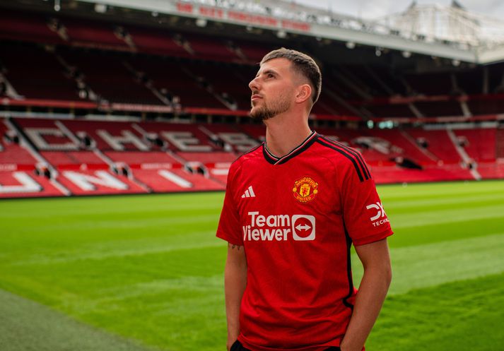 Mason Mount í búningi Manchester United á Old Trafford.