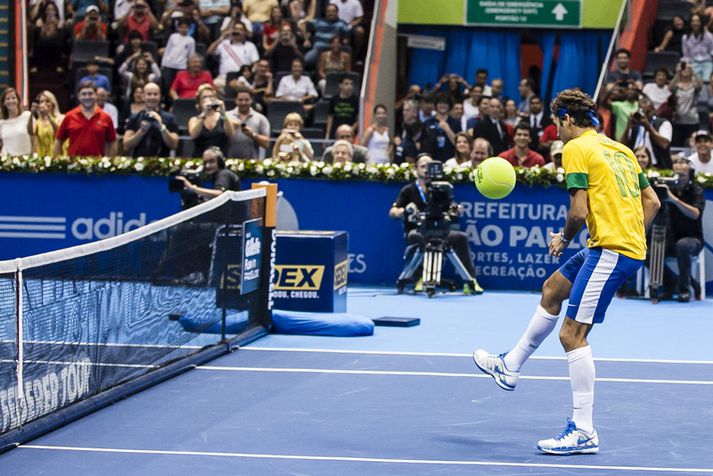 Roger Federer, sem verið hefur í fremstu röð í tennisíþróttinni í mörg ár, er á ferð um Brasilíu þar sem verið er að kynna tennis.