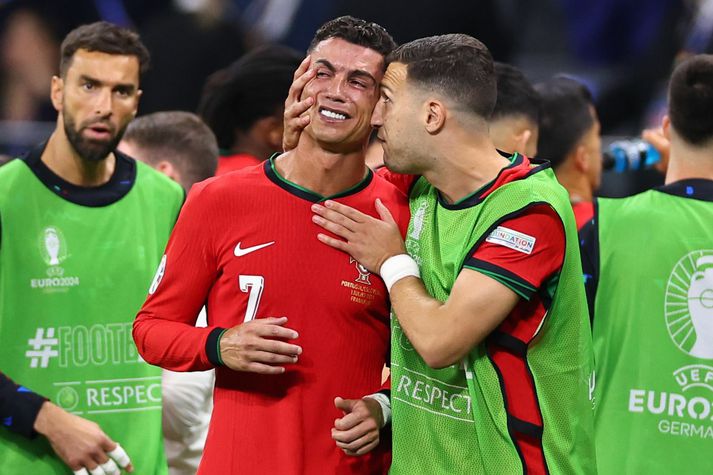 Cristiano Ronaldo grét sáran eftir að hann klúðraði víti sínu en náði aftur tökum á sér og nýtti mikilvægt víti í vítakeppninni.