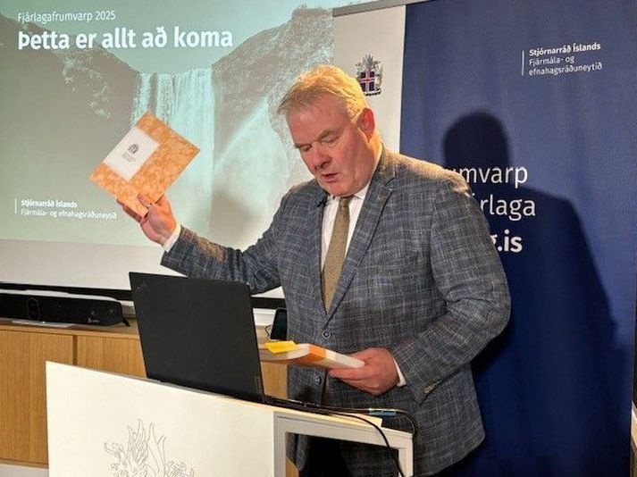 Sigurður Ingi Jóhannsson segir engar kollsteypur að finna í fjárlagafrumvarpinu. Ríkisútgjöld aukist áfram en það dragi út aukningu þeirra miðað við fyrri ár.