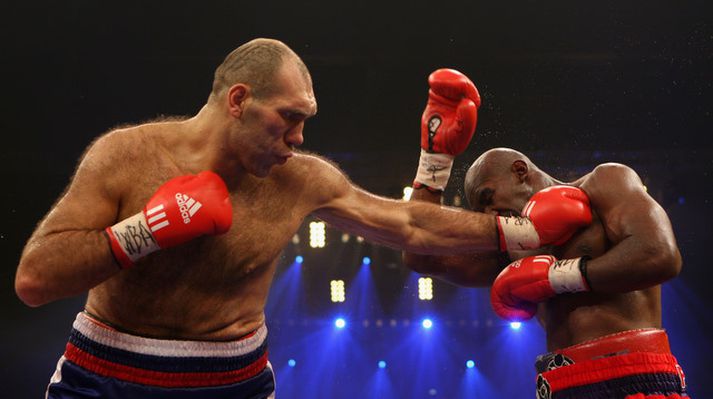 Valuev í slag gegn Holyfield.