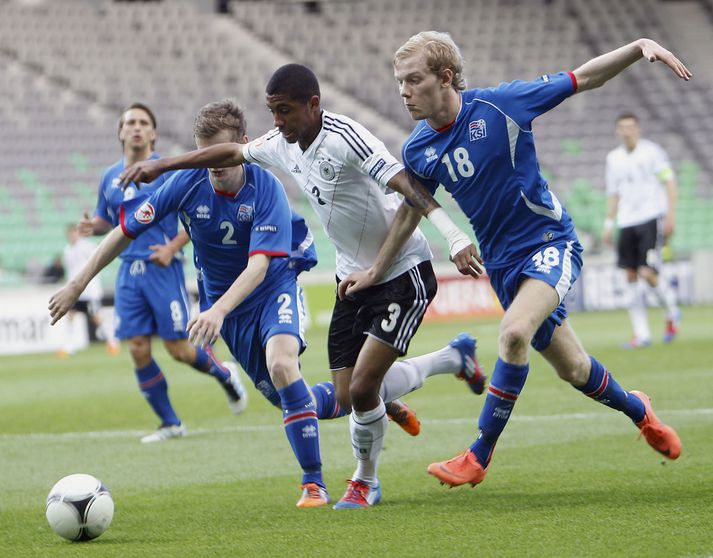 Adam Örn (númer 2) og Daði (18) í leik með íslenska U-17 landsliðinu.