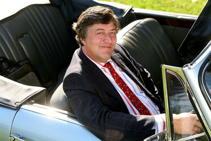 Hinn 57 ára Stephen Fry er genginn út.