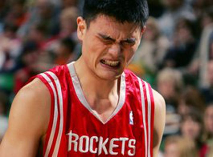 "Houston - Okkur er vandi á höndum."
Yao Ming hefur aldrei spilað betur en á síðustu tveimur mánuðum, en nú er ljóst að hann verður frá keppni í allt að hálft ár vegna fótbrots.