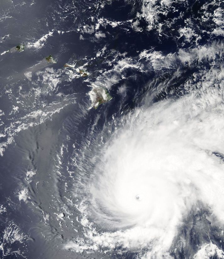 Mynd NASA af fellibylinum Lane nálgast Havaíeyjaklasanna úr suðaustri.