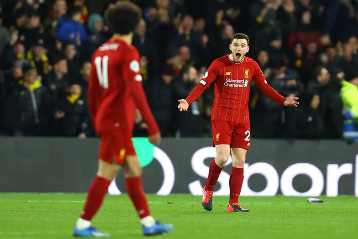 Andy Robertson kallar á liðsfélaga sinn Mohamed Salah eftir að Watford skoraði þriðja markið sitt um helgina.