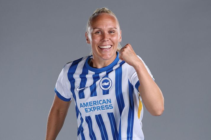 Hin norsk-íslenska María Þórisdóttir spilar með Brighton & Hove Albion liðinu og er auðvitað með hið umtalaða merki á treyjunni sinni hér.