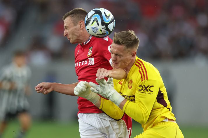 Samstuð Mullin og Bishop í leik Wrexham og Manchester United í nótt