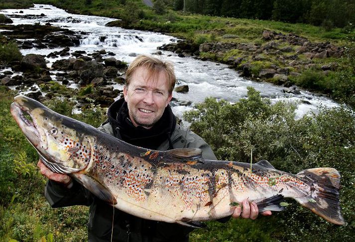 Garðar Örn himinlifandi með laxinn, þann stærsta sem veiðst hefur í ánum í sumar. Fiskinn veiddi hann á gamla veiðistöng sem afi hans átti en hann var einmitt formaður Elliðaárnefndar á sínum tíma. 