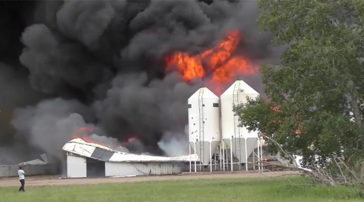 Svartur reykjarmökkur steig til himins.