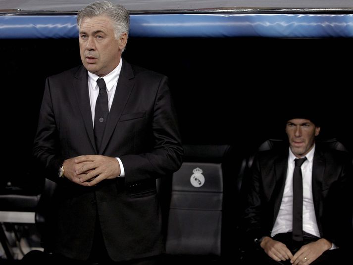 Carlo Ancelotti er tekinn við Real Madrid á nýjan leik. Hann leysir Zinedine Zidane af hólmi en hér eru þeir á árum áður er Ancelotti var aðalþjálfari liðsins en Zidane aðstoðarþjálfari.