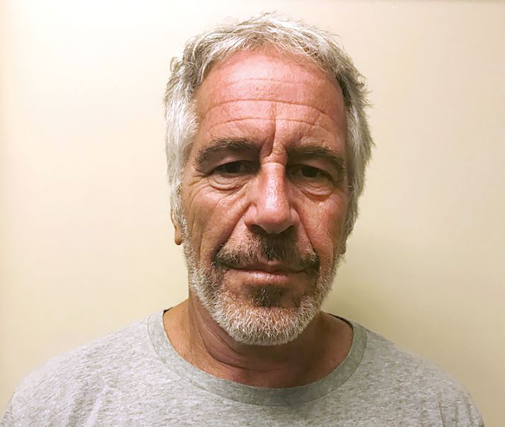 Epstein fannst látinn í klefa sínum í gær.