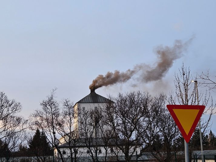 Reykurinn frá bálstofunni er dökkur.