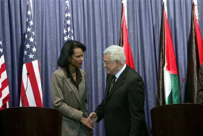 Condoleezza Rice, utanríkisráðherra Bandaríkjanna, og Mahmoud Abbas, forseti Palestínumanna, á blaðamannafundi í Ramallah á Vesturbakkanum í morgun.