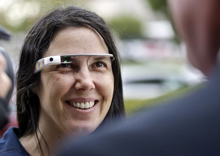 Cecilia Abadie með Google Glass gleraugu sín á tali við lögmann sinn fyrir utan umferðarlagadómstólinn í San Diego.