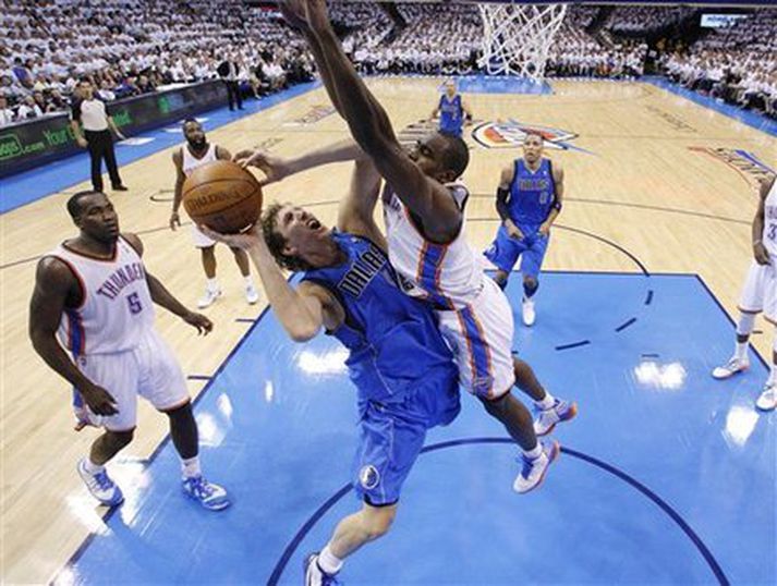 Dirk Nowitzki reynir að skora gegn Oklahoma í nótt.