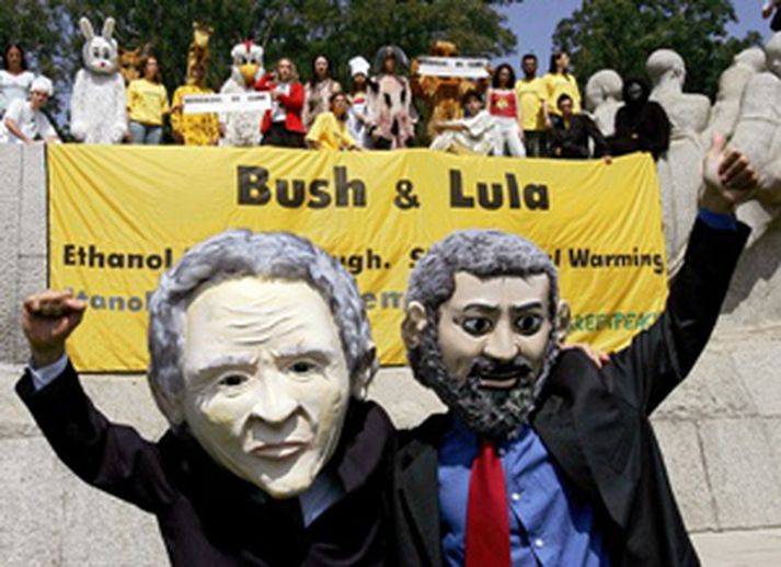 Mótmælendur í Sao Paulo í dulbúnir sem Bush og Lula, forseti Brasilíu, í dag.