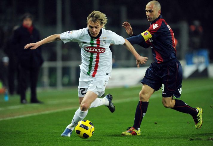 Milan Krasic, leikmaður Juventus, er hér kominn fram hjá hetju Bologna í kvöld, Marco Di Vaio.