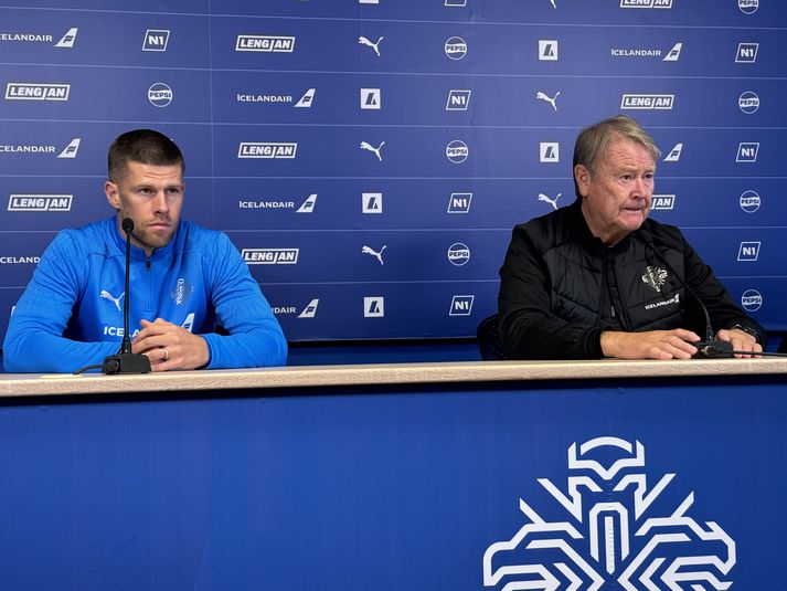 Jóhann Berg Guðmundsson og Åge Hareide sitja fyrir svörum á blaðamannafundi í Podgorica.