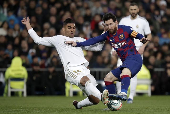 Casemiro var með Messi í strangri gæslu í leiknum á Santiago Bernabéu í gær.