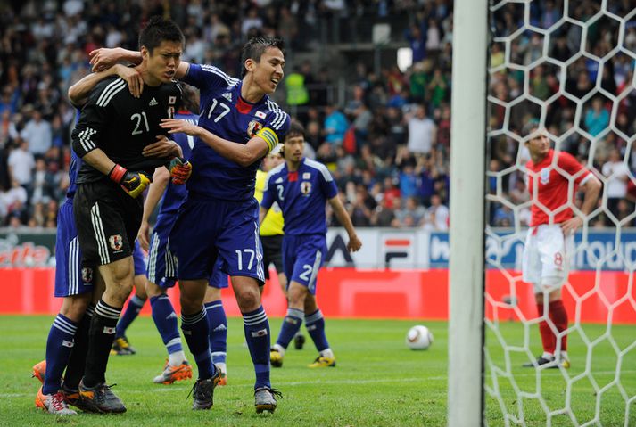 Japanir fagna Kawashima eftir að hann varði vítaspyrnu Frank Lampard í vináttuleik Englands og Japan árið 2010.