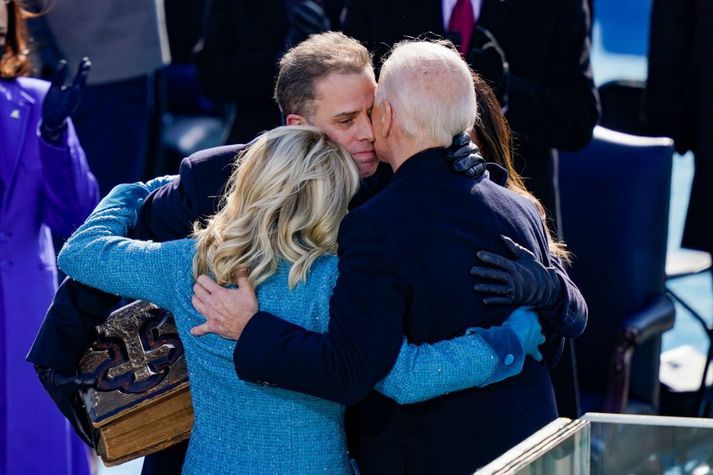 Joe og Jill Biden faðma son sinn Hunter. Þau misstu son sinn Beau úr heilkrabbameini árið 2015.