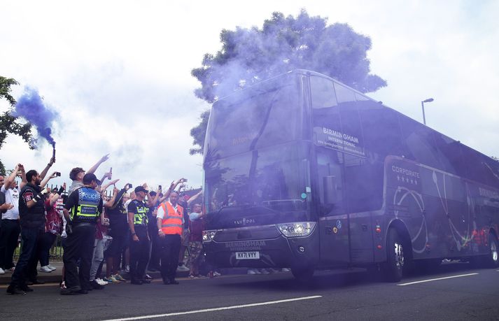 Liðsrúta Aston Villa fékk að finna fyrir því eftir sigur liðsins gegn Burnley í gær.