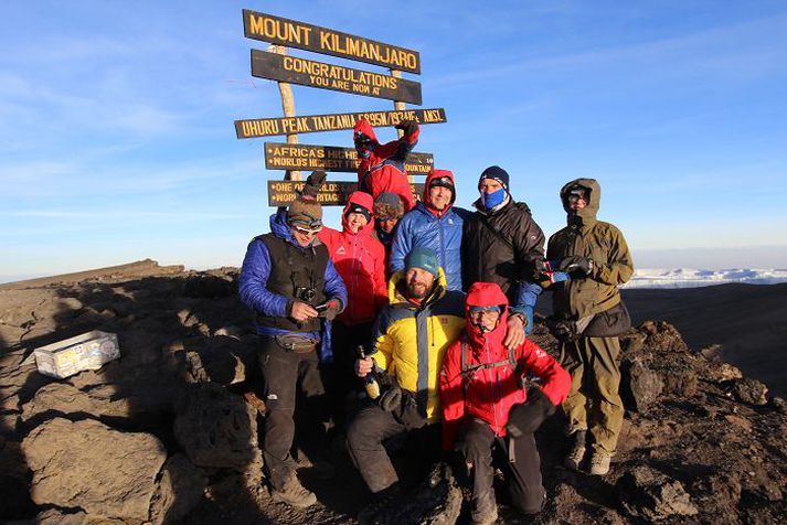 Á toppi Kilimanjaro ásamt hópi göngugarpa