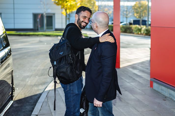 Ruben Amorim hittir hér framkvæmdastjórann Omar Barrada á æfingasvæði Manchester á mánudaginn.