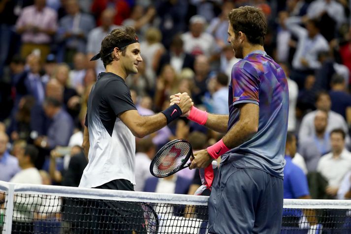 Federer og Del Potro takast í hendur í nótt.